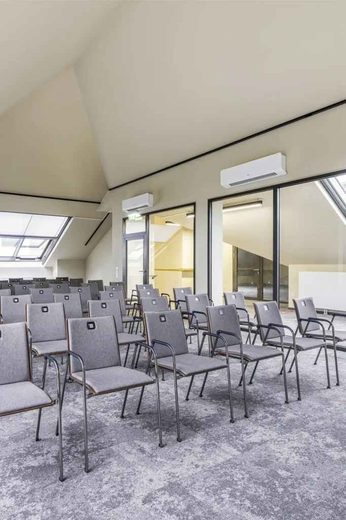 Meetingraum mit Seminarbestuhlung unter Dachschrägen