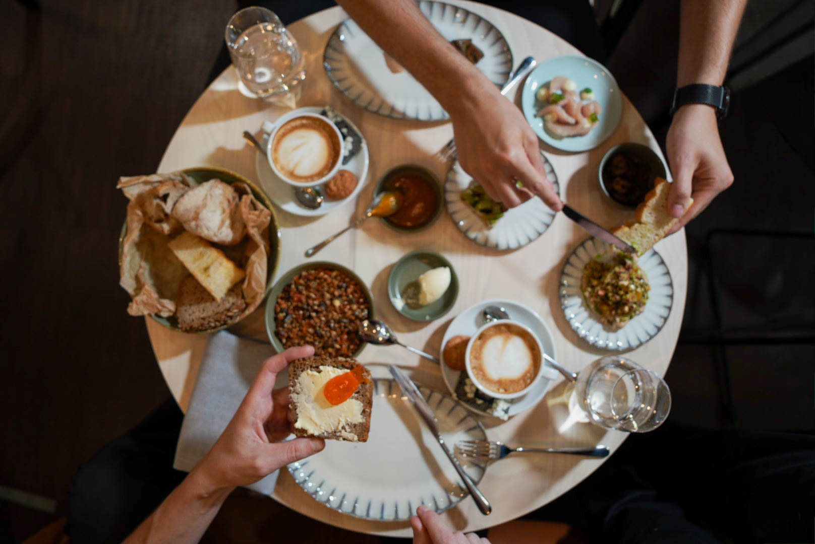 Gäste greifen beim Brunch im sophie7 zu, Tisch von oben