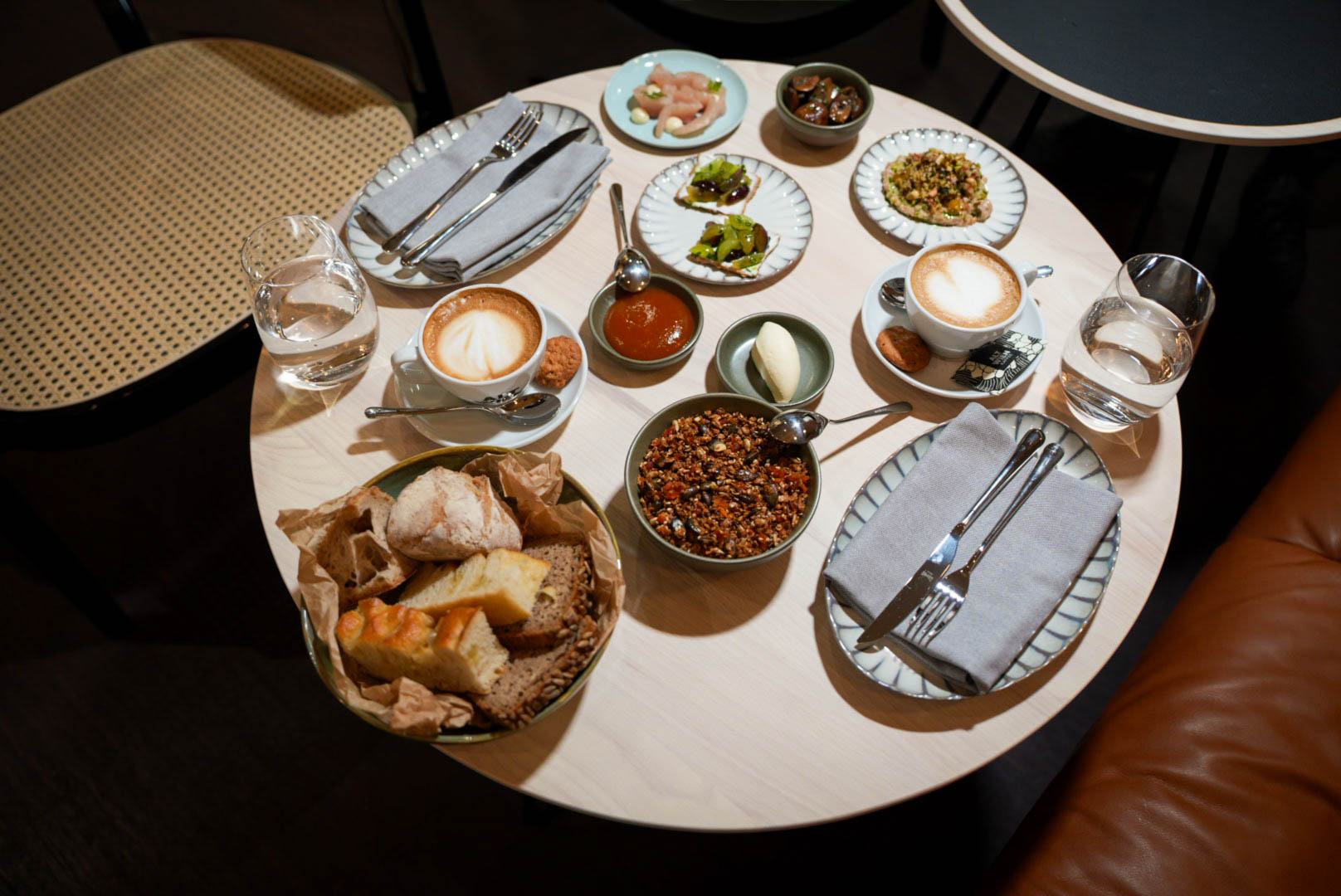 Brunch im sophie7: runder Tisch mit kleinen Gerichten, Brot und Kaffee