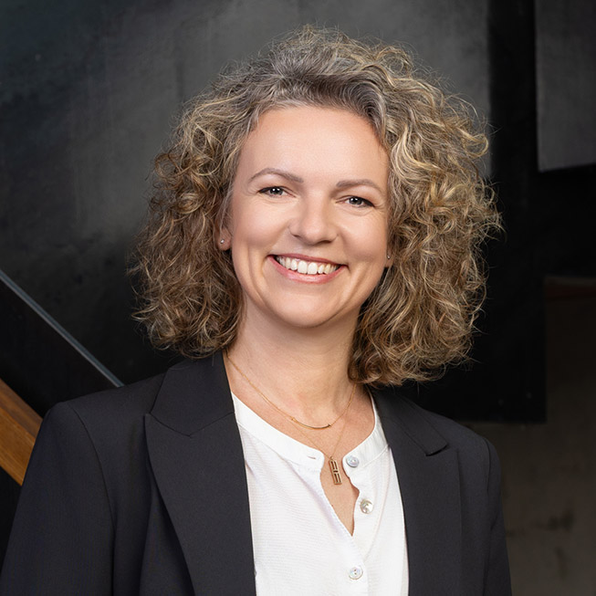 Porträt von Alexandra Kolm, Geschäftsführung