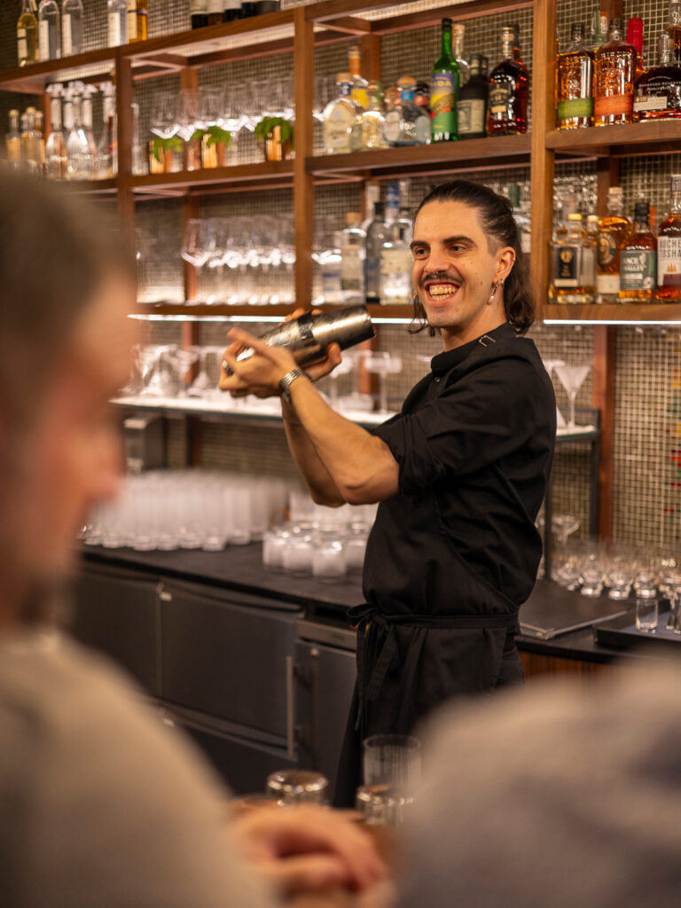 Barkeeper schenkt an der Bar des sophie7 ein
