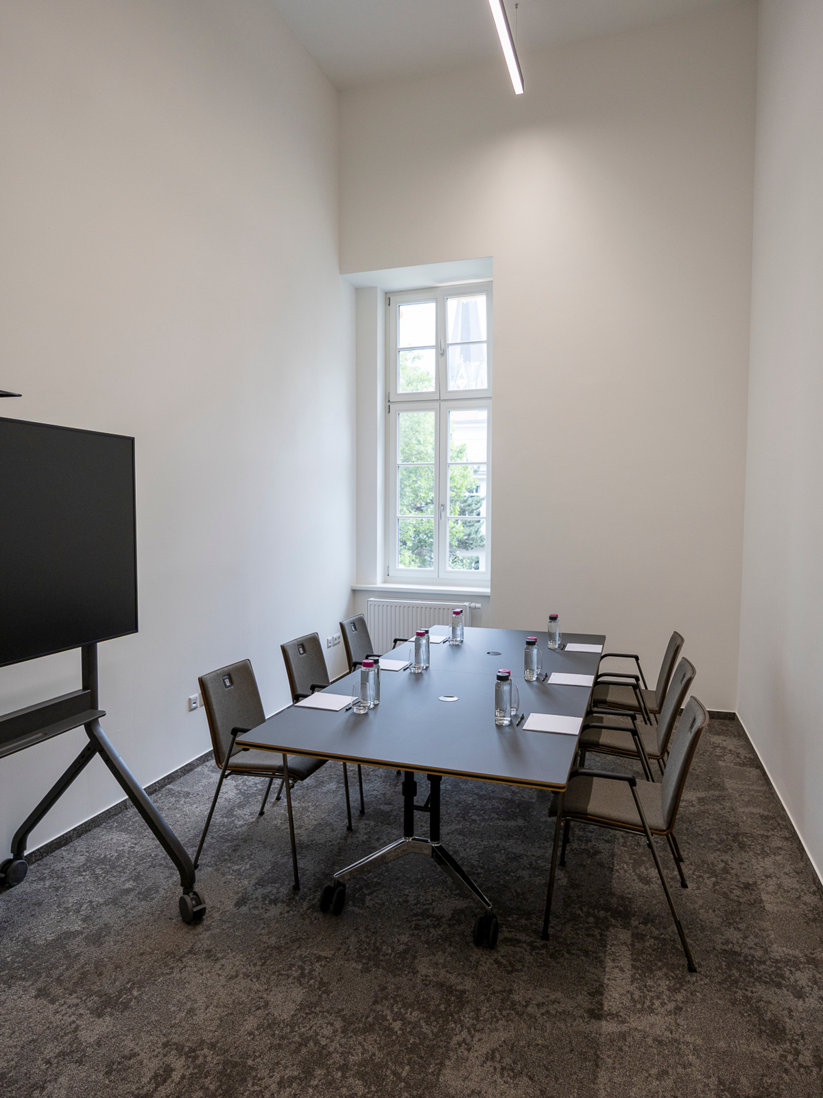Meetingraum im sophie7 mit Konferenztisch und Bildschirm