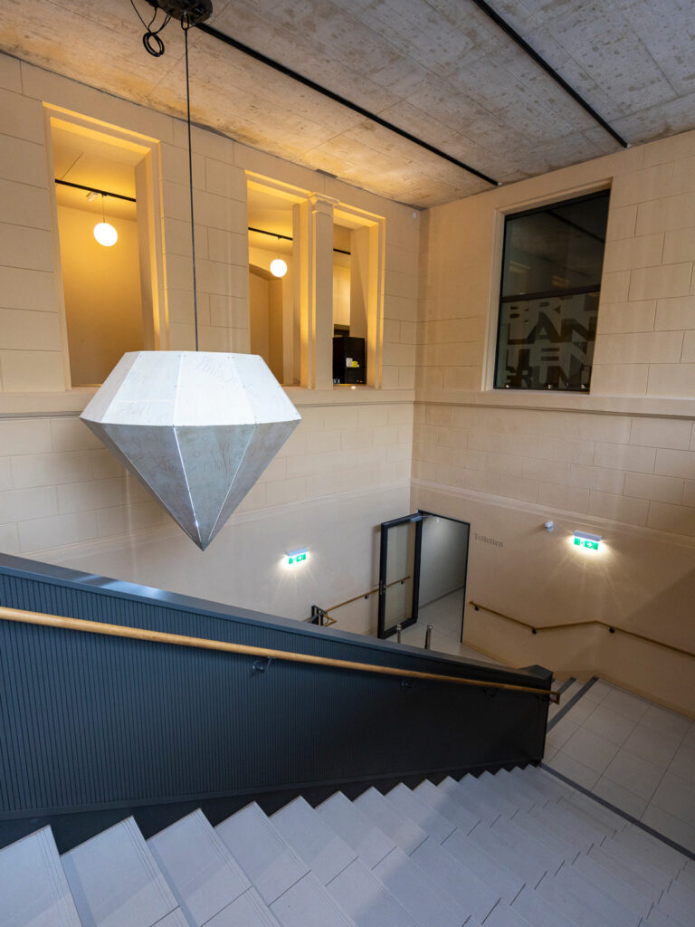 Treppenhaus im sophie7 mit großer Leuchte in Diamantform