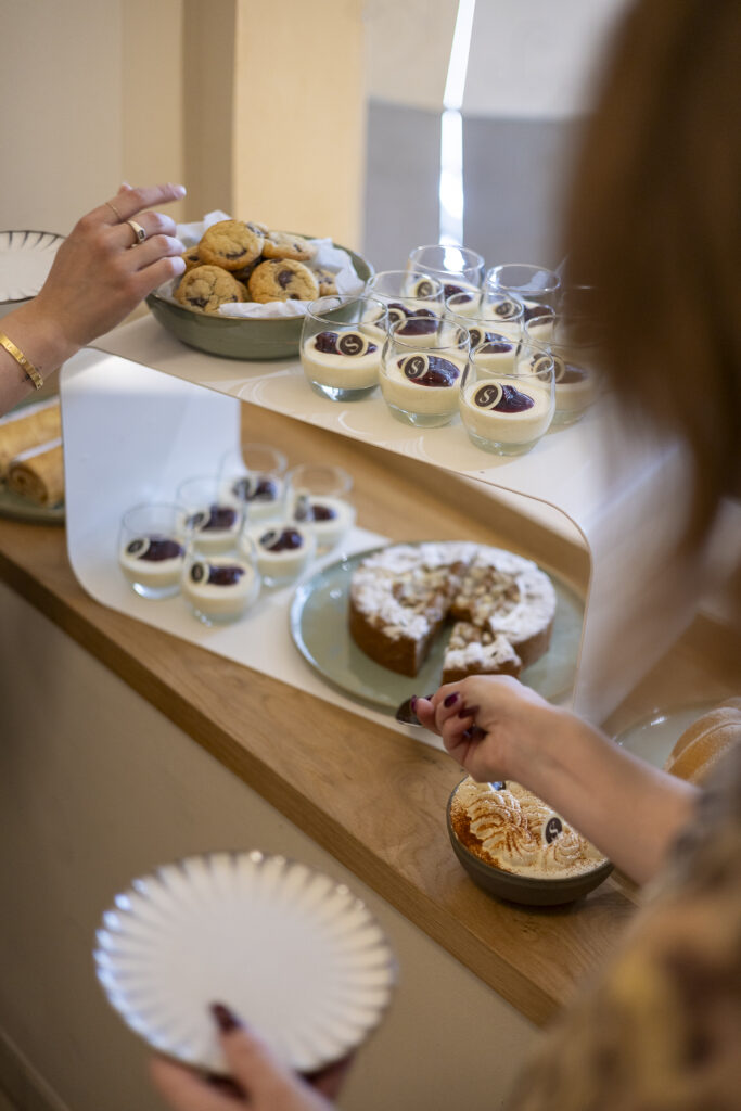 Kaffeepause mit Gebäck und kleinen Desserts
