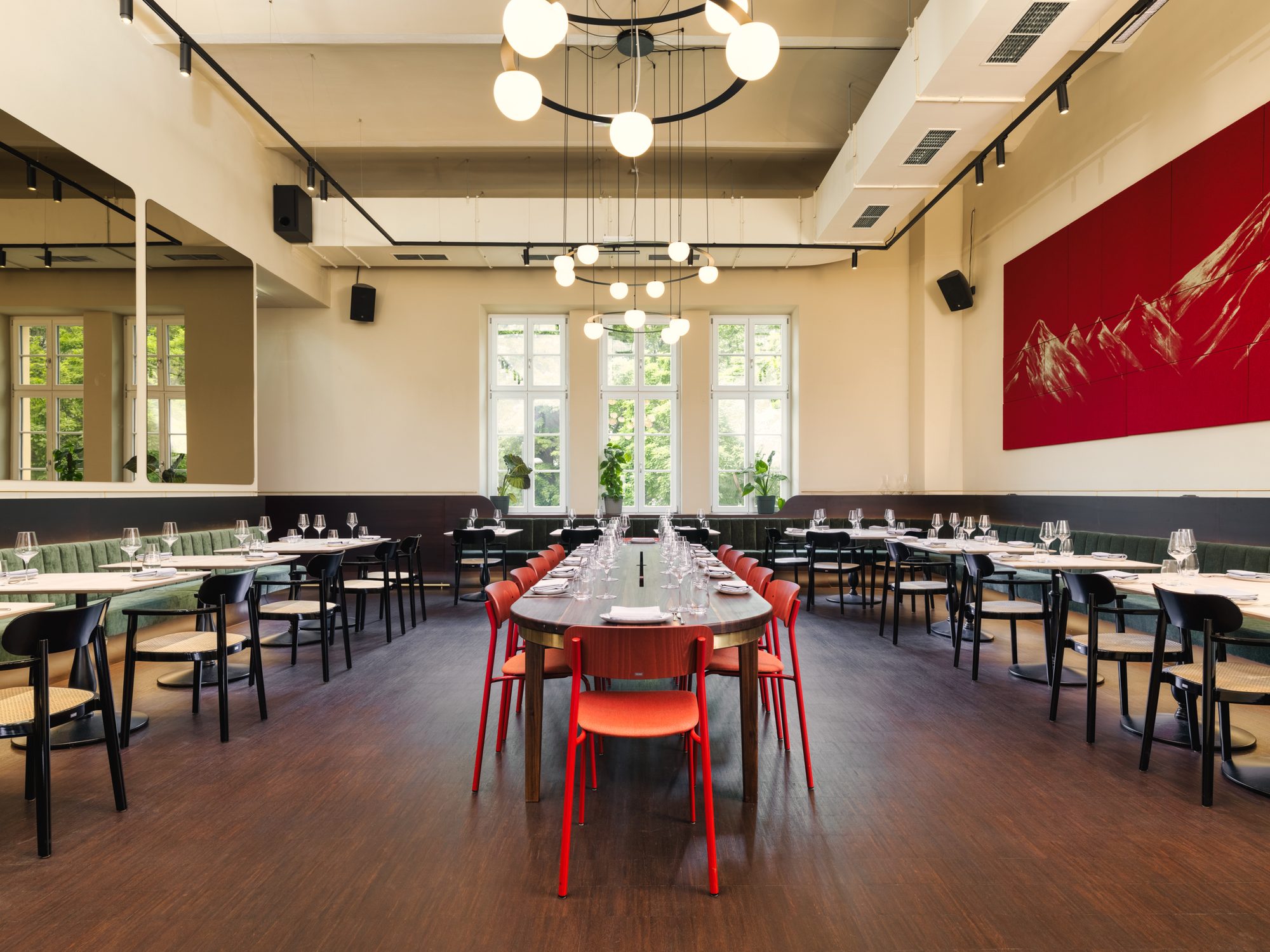 Lange Tafel mit roten Stühlen im Salon West der sophie7